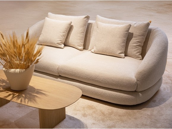 Descubre el elegante sofá Dana de Temasdos en Mobel 6000 en Madrid, tapizado en selectos textiles a tu propia medida.