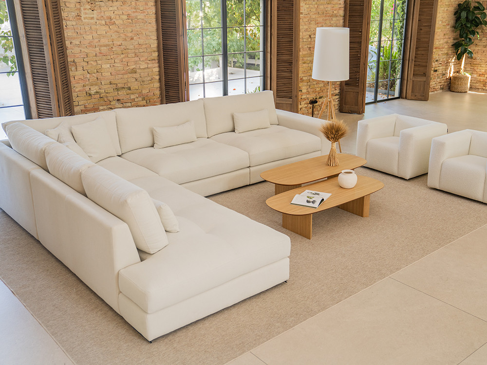El sofá rincón Giant modular de Temasdos resalta en Seismil Studio, disponible en selectos textiles a tu medida.