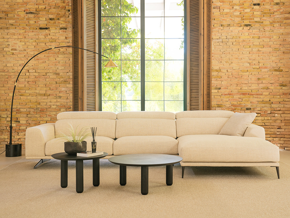 Descubre el sofá modular Nadir con chaiselongue de Temasdos en Mobel 6000 en Madrid, en sus textiles o piel seleccionados.