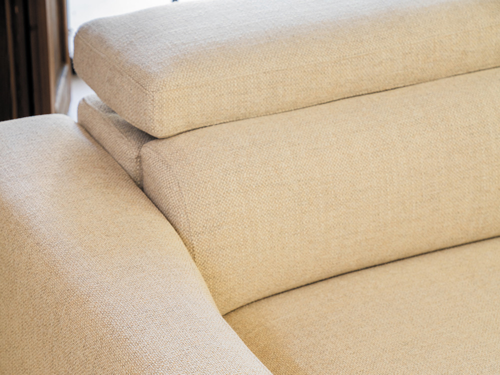 Tu sofá modular Nadir con chaiselongue de Temasdos te espera. Haz tu compra online en Mobel 6000, en textiles seleccionados.