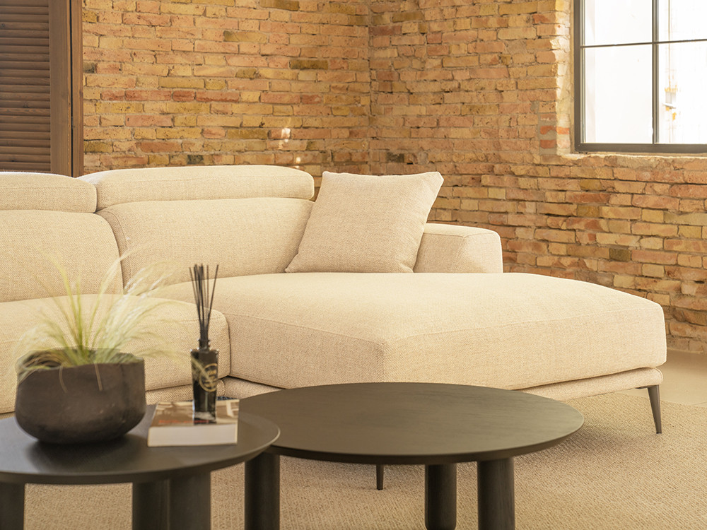 El sofá modular Nadir con chaiselongue de Temasdos resalta en Seismil Studio, tapizado en textiles o piel muy seleccionados.