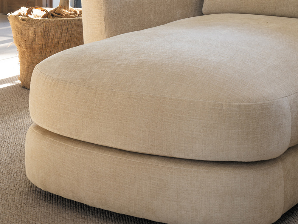 El sofá modular Platea con chaiselongue de Temasdos resalta en Seismil Studio, en textiles seleccionados a tu medida.