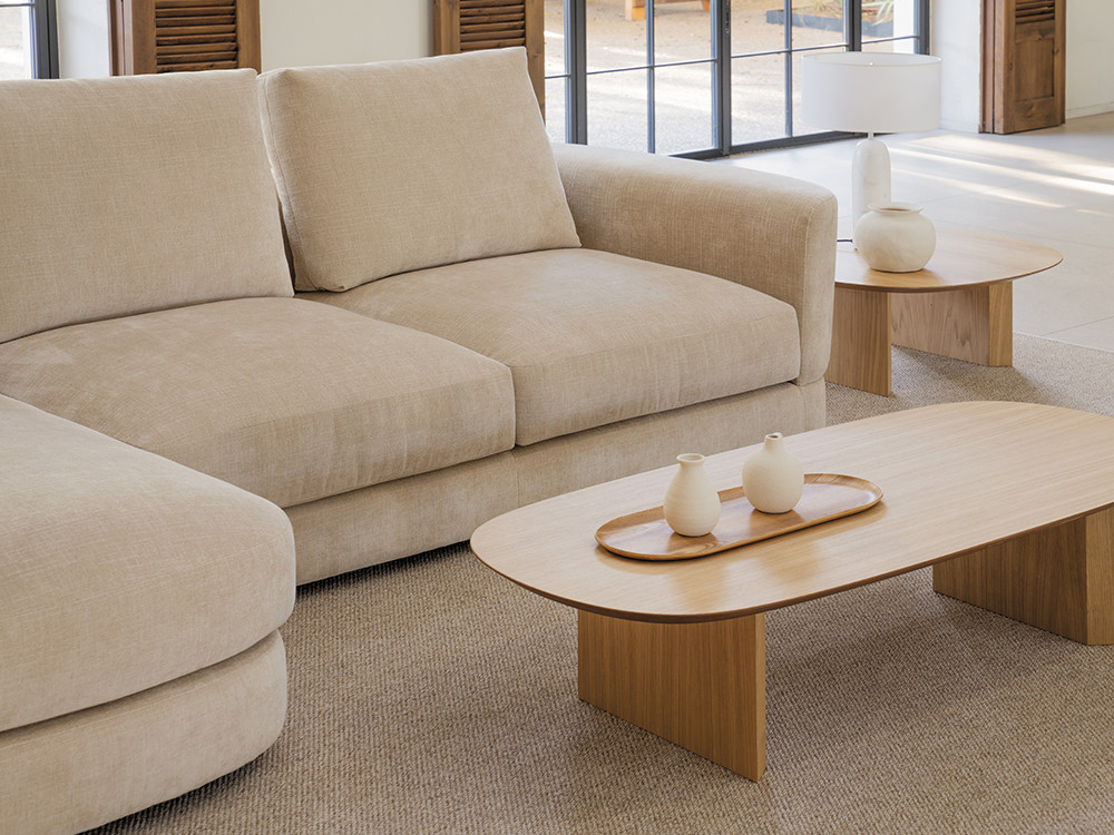 El sofá modular Platea con chaiselongue de Temasdos destaca en Seismil Studio, tapizado en textiles a tu propia medida.