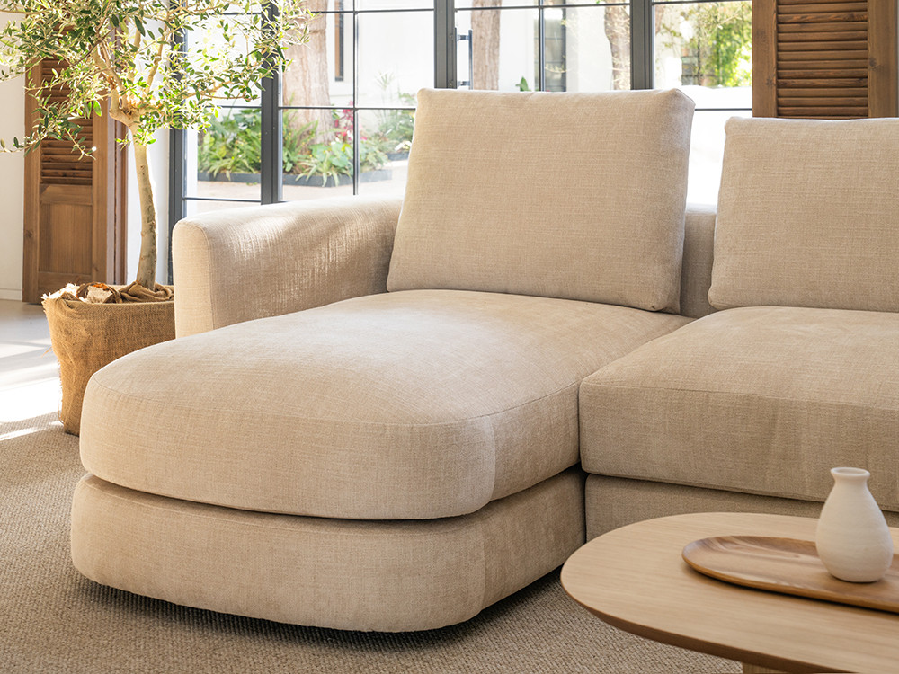 Personaliza el sofá modular Platea con chaiselongue de Temasdos en Mobel 6000 en Madrid, en sus textiles seleccionados.