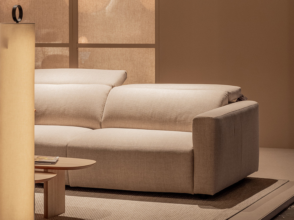 El sofá modular Sigma con rinconera terminal de Temasdos destaca en Seismil Studio, en textil o piel a tu propio gusto.
