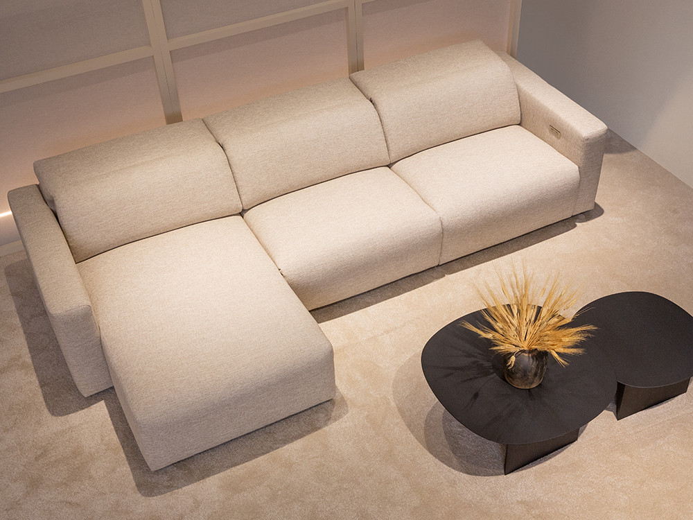 El sofá relax Sisal con chaiselongue de Temasdos destaca en Seismil Studio, tapizado en textiles seleccionados a tu gusto.