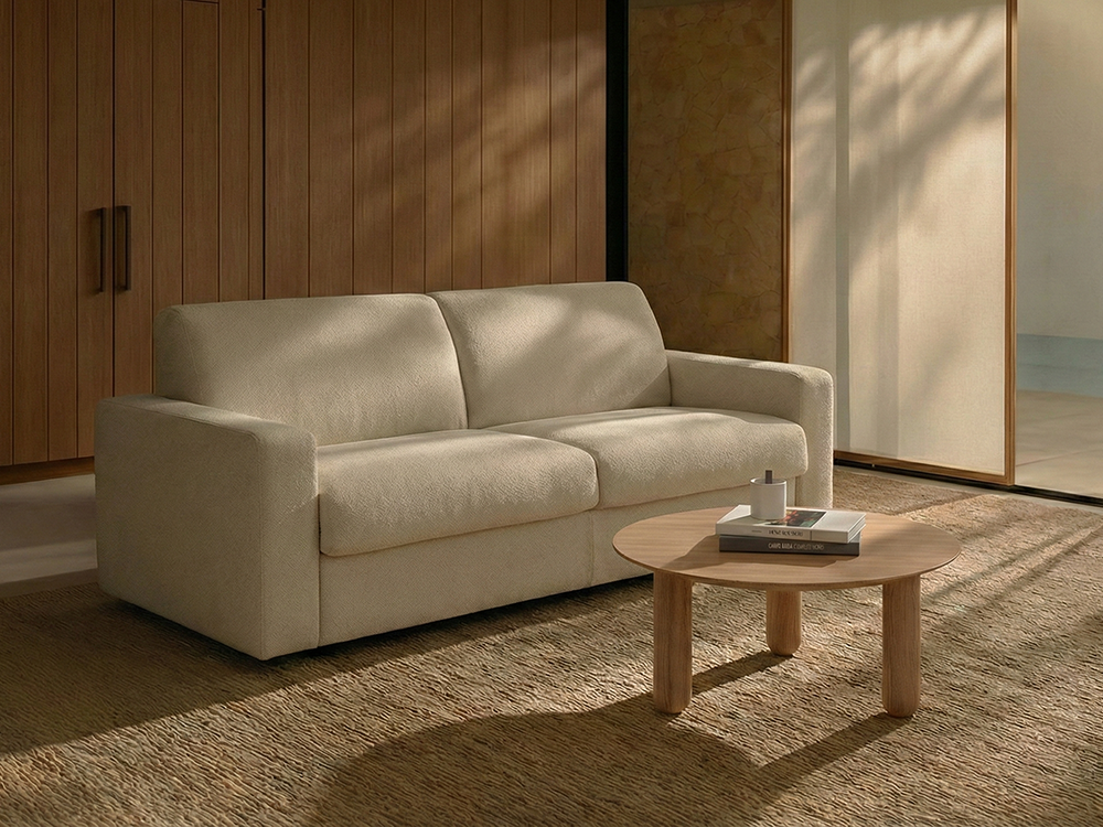Descubre el sofá cama Alba con apertura italiana en tejido Fjord 1 en Mobel 6000 en Madrid, en 2 medidas y entrega exprés.
