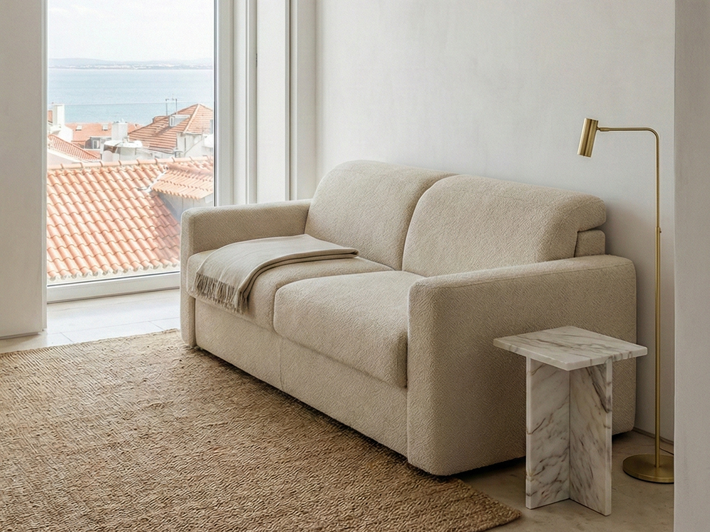 Gana espacio con el sofá cama Nebula Exprés en tapizado Loop 3 Beige de Farrugia en Mobel 6000, con entrega rápida a casa.