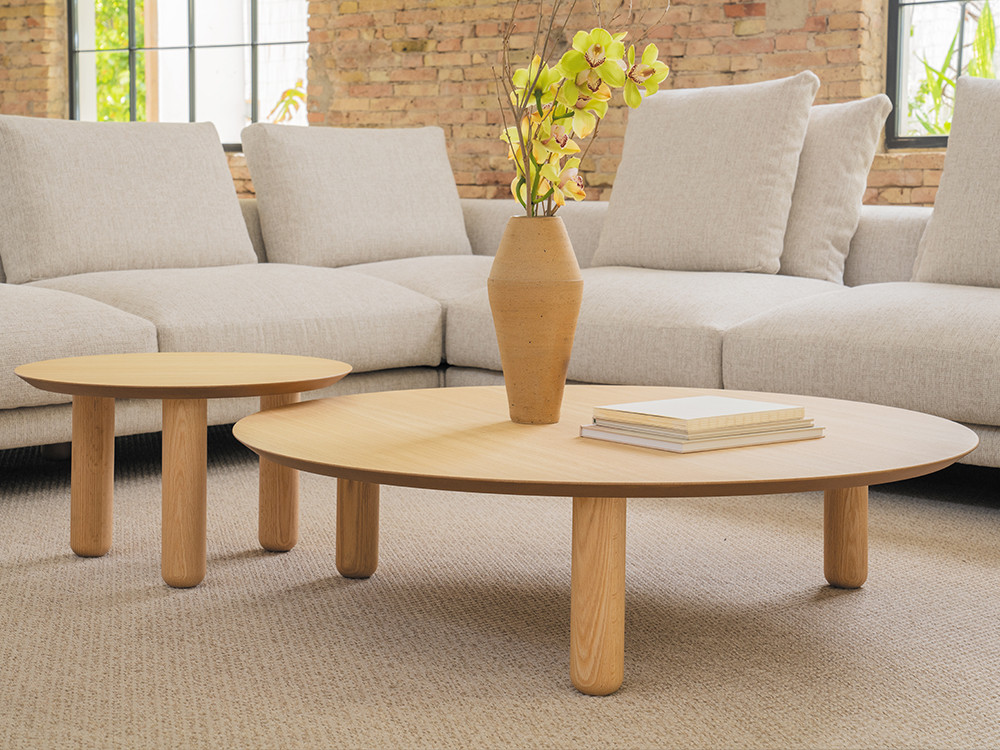 Diseña tu salón con la mesa redonda Cala de Temasdos en chapa natural de roble, disponible en varias medidas a tu elección.