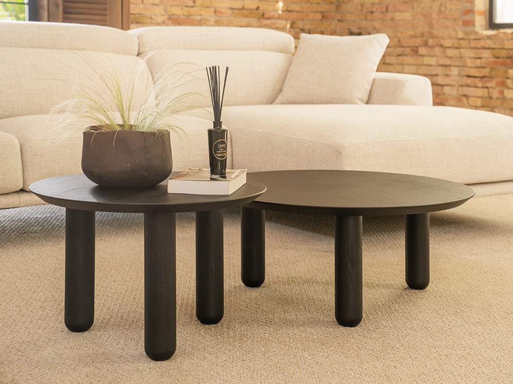 Aporta calidez a tu hogar con la mesa redonda Cala de Temasdos en chapa natural de roble, combinable o en piezas separadas.