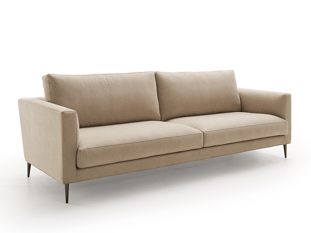 Lena, un sofá modular con estética flotante y formas equilibradas. Ideal para ambientes modernos y elegantes.