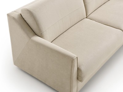 Renueva tu salón con el cómodo sofá-cama Dorm de apertura italiana de Frajumar, tapizado en finos tejidos seleccionados.