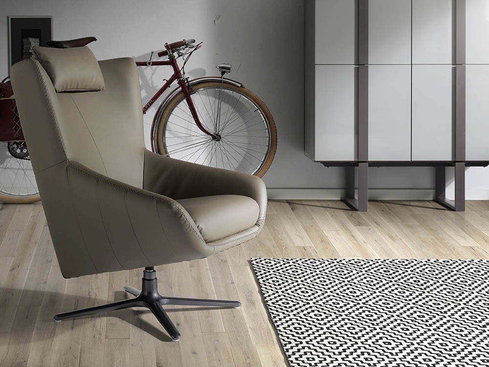 Sillón giratorio con pie de acero y asiento tapizado en piel sintética 5044 de Ángel Cerdá en Mobel 6000