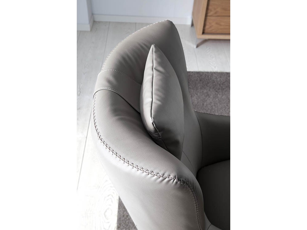 Sillón giratorio con pie de acero y asiento tapizado en piel sintética 5044 de Ángel Cerdá en Mobel 6000