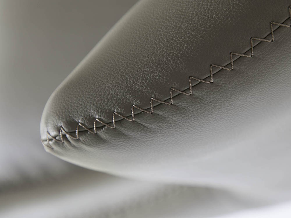 Sillón giratorio con pie de acero y asiento tapizado en piel sintética 5044 de Ángel Cerdá en Mobel 6000