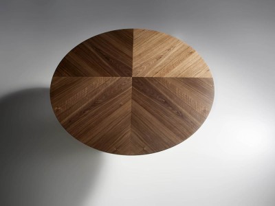 Mesa de comedor redonda de madera chapa nogal con centro giratorio porcelánico 1016 de Ángel Cerdá