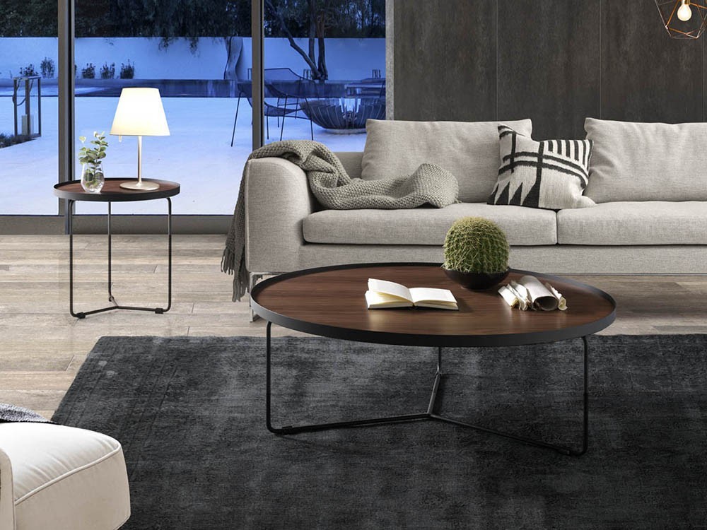 Mesa de centro redonda con estructura de acero negro y sobre en nogal 2006 de Ángel Cerdá en Mobel 6000