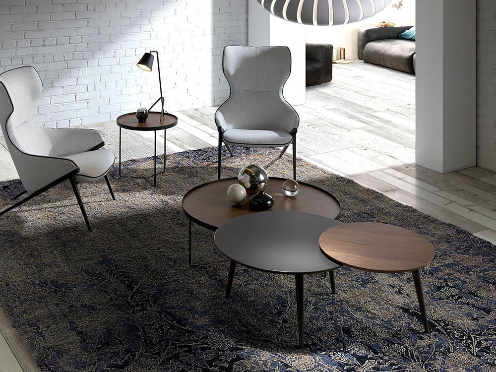 Mesa de centro redonda con estructura de acero negro y sobre en nogal 2006 de Ángel Cerdá en Mobel 6000