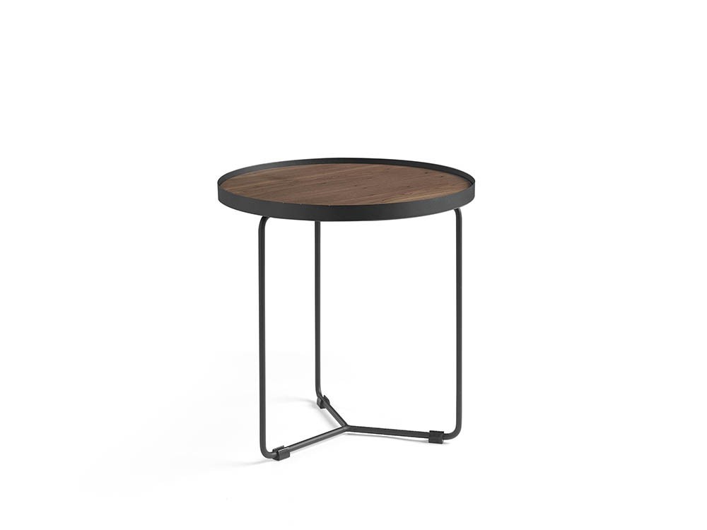 Mesa axiliar redonda con estructura de acero negro y sobre en chapa nogal 2028 de Ángel Cerdá