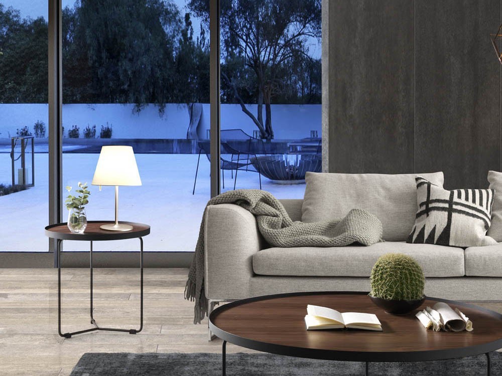 Mesa axiliar redonda con estructura de acero negro y sobre en chapa nogal 2028 de Ángel Cerdá