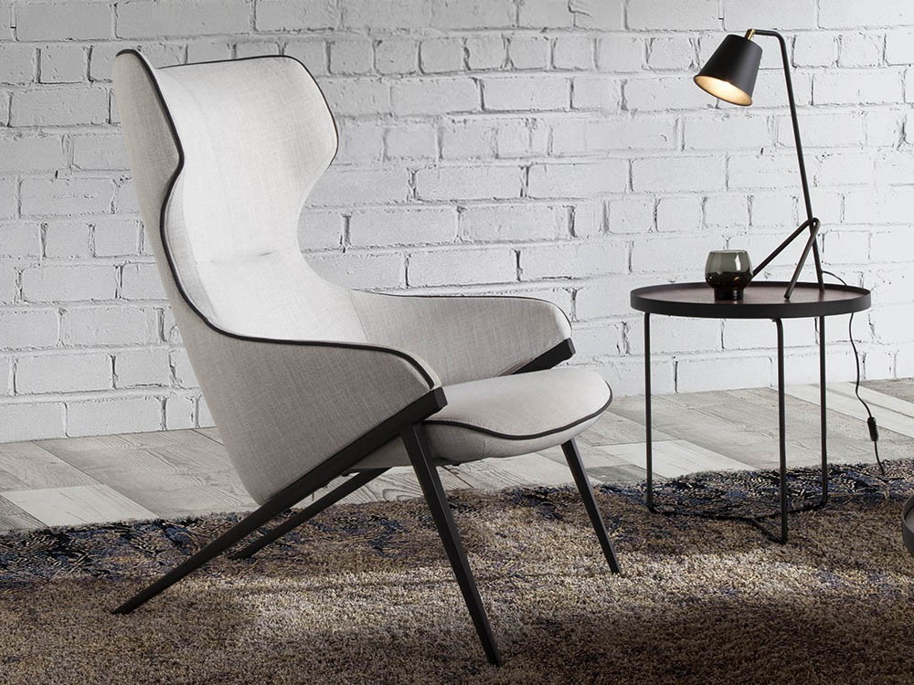 Mesa axiliar redonda con estructura de acero negro y sobre en chapa nogal 2028 de Ángel Cerdá