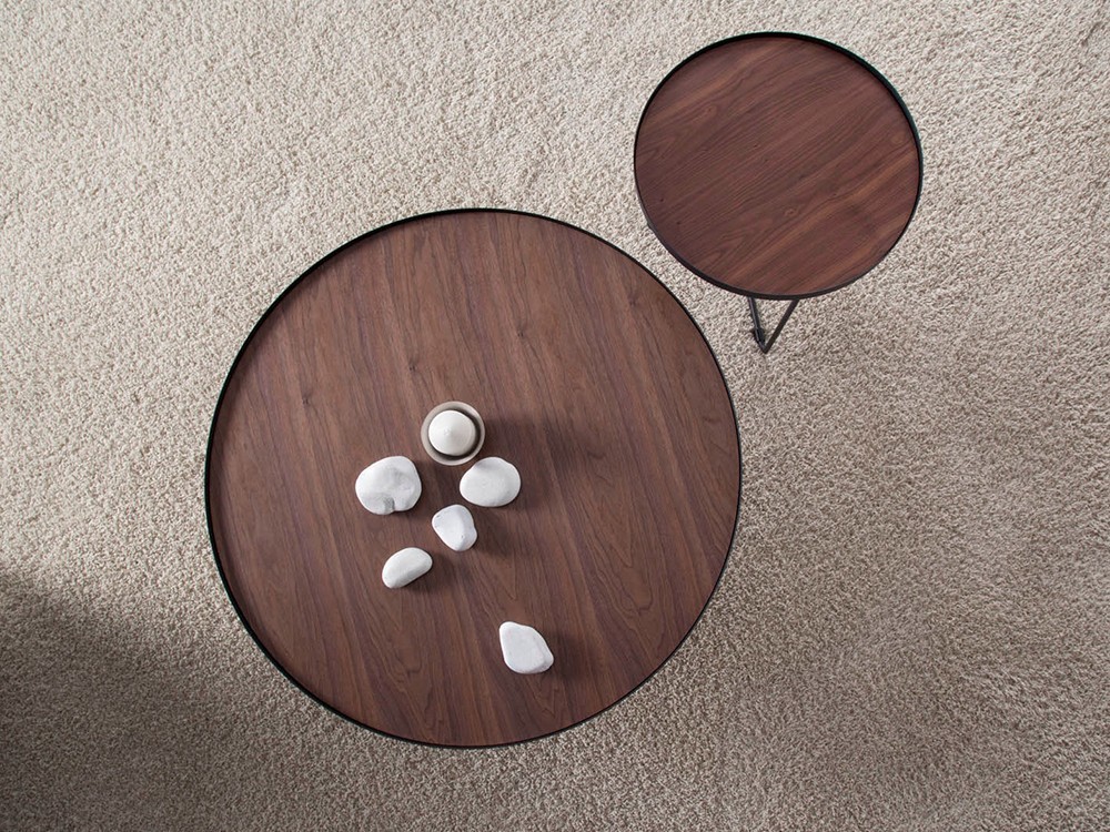 Mesa axiliar redonda con estructura de acero negro y sobre en chapa nogal 2028 de Ángel Cerdá