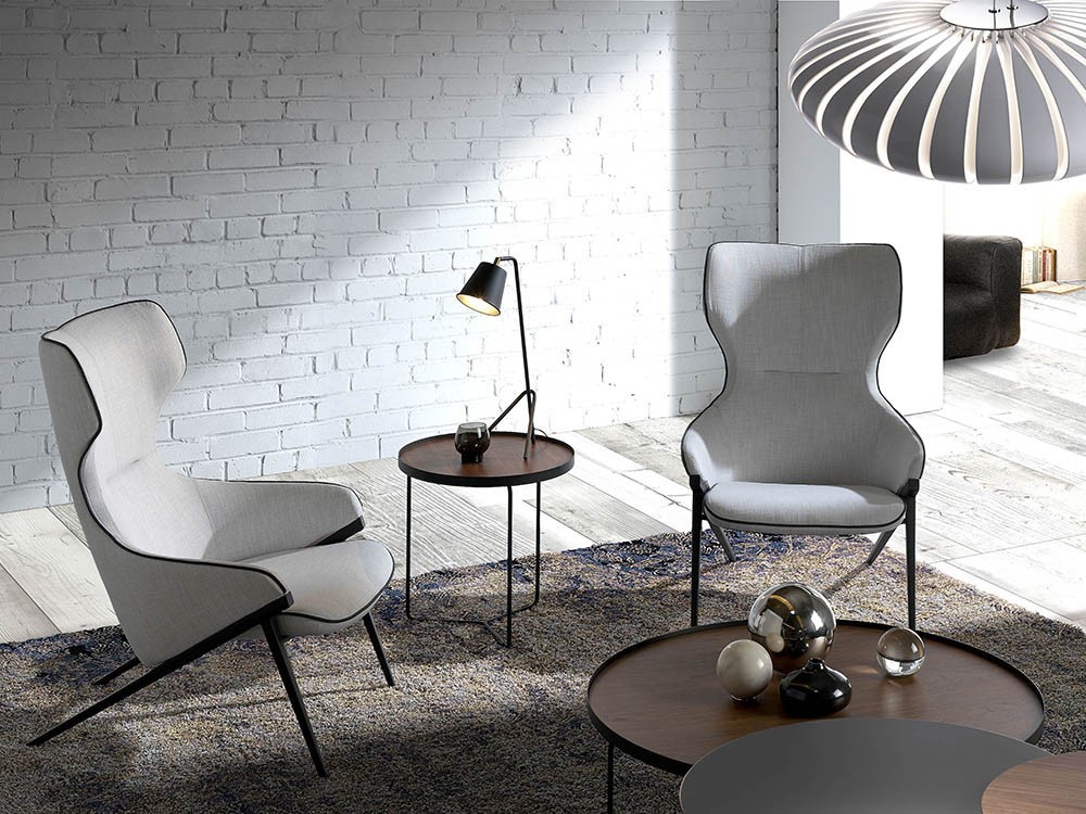 Mesa axiliar redonda con estructura de acero negro y sobre en chapa nogal 2028 de Ángel Cerdá