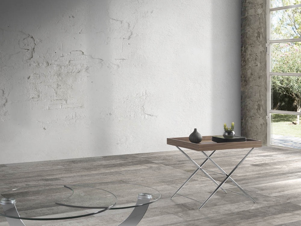 Mesa auxiliar con bandeja de madera chapada en nogal y pies tijera de acero cromado 2034 de Ángel Cerdá