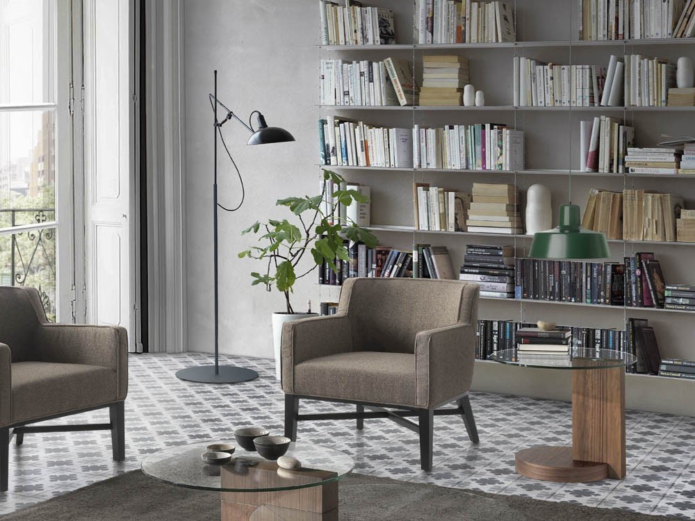 Mesa auxiliar con pie de madera chapada en nogal y sobre de cristal templado 2036 de Ángel Cerdá