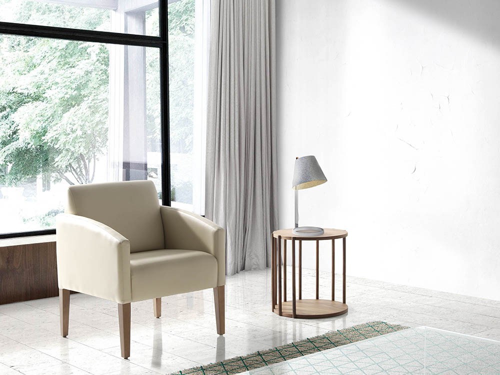 Mesa redonda auxiliar 2039 en madera chapada en nogal con dos tapas de Ángel Cerdá en Mobel 6000