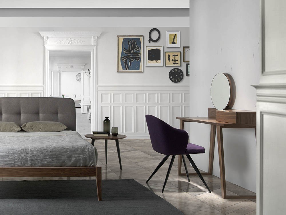 Tocador Atelier 7000 de madera chapada en nogal con espejo incorporado de la colección Harmony de Ángel Cerdá