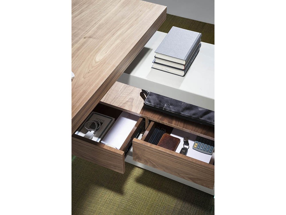 Escritorio 3003 que combina chapa de nogal con lacado en gris y laterales de cristal templado de Ángel Cerdá