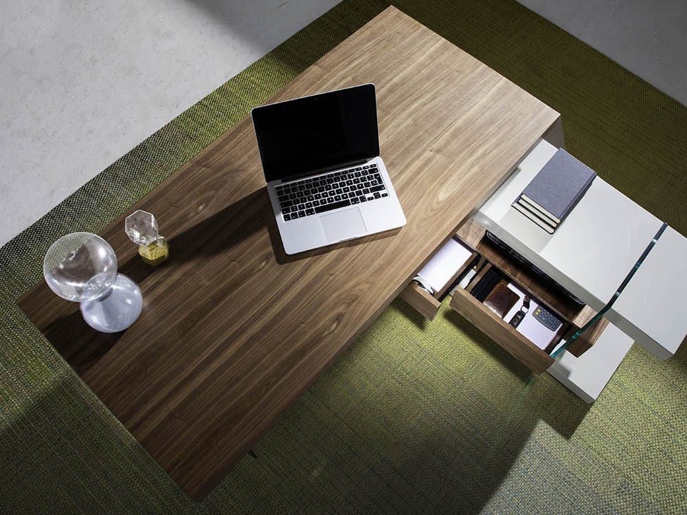 Escritorio 3003 que combina chapa de nogal con lacado en gris y laterales de cristal templado de Ángel Cerdá