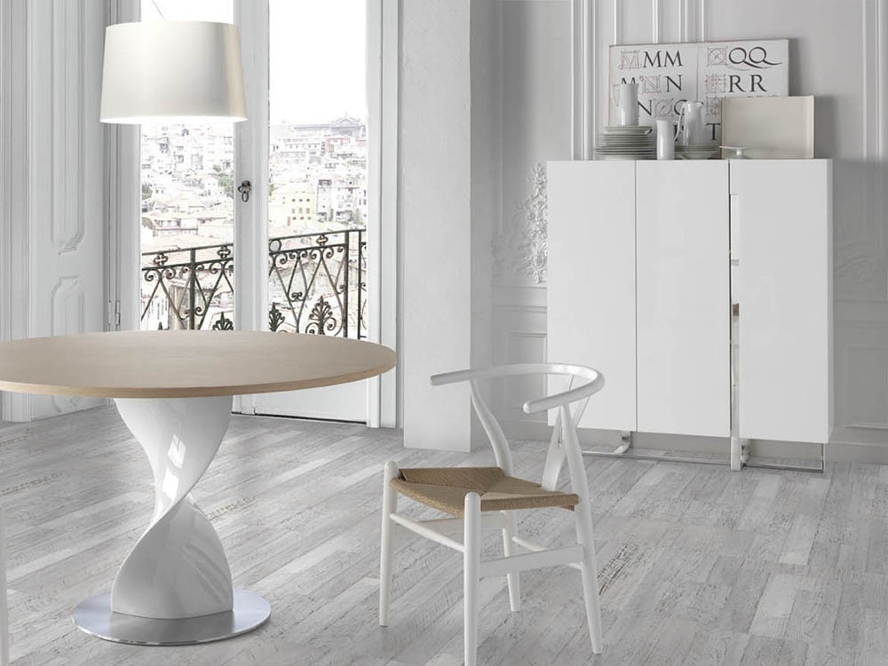 Aparador alto 3053 lacado en blanco brillo con pies y detalle de acero cromado Harmony de Ángel Cerdá en Mobel 6000
