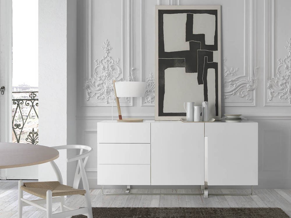 Aparador lacado en blanco brillo con pies y detalles de acero cromado 3051 de Ángel Cerdá en Mobel 6000 - 8