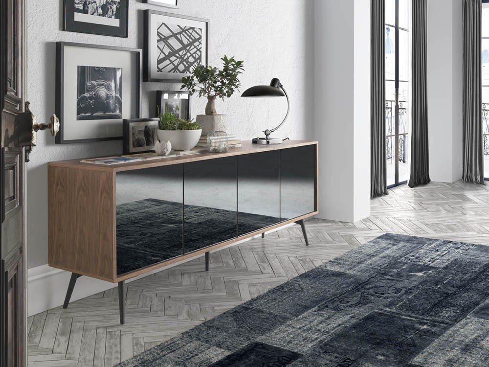 Aparador chapado en madera de nogal con frentes de cristal espejo humo 3061 de Ángel Cerdá en Mobel 6000