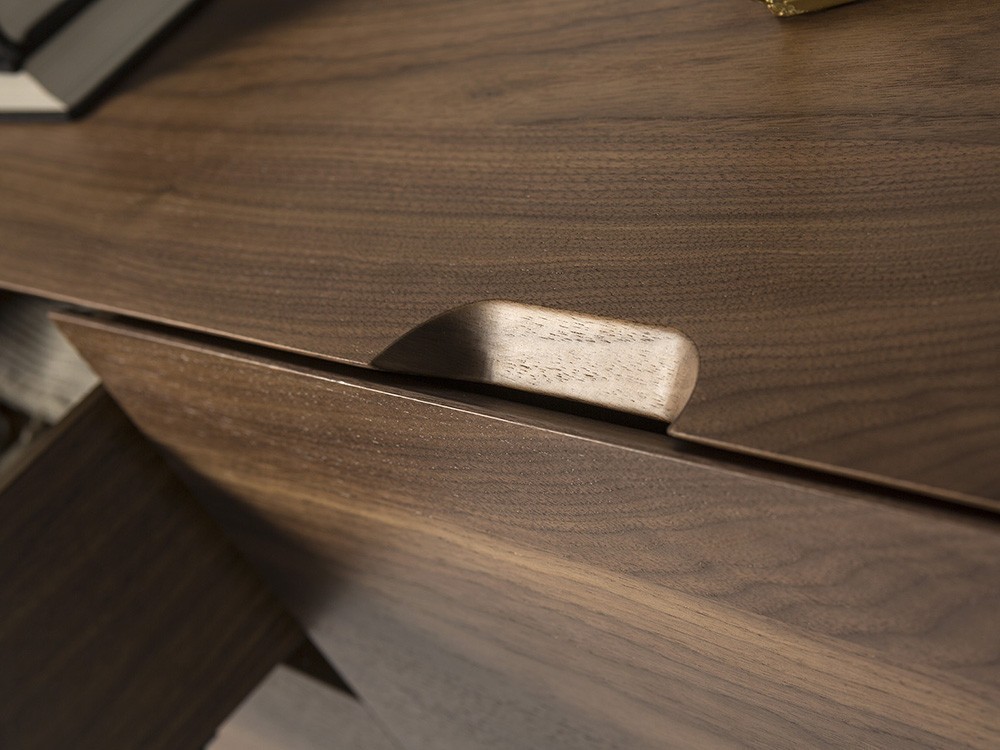 Aparador chapado en nogal con dos puertas y dos cajones 3077 de Ángel Cerdá en Mobel 6000