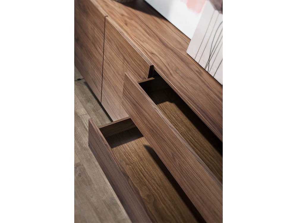 Aparador chapado en nogal con laterales de cristal templado 3086 de Ángel Cerdá en Mobel 6000