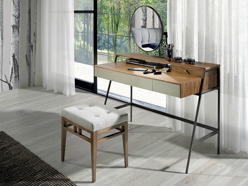 Taburete acolchado con estructura de madera chapa nogal tapizada en textil 5027 de Ángel Cerdá