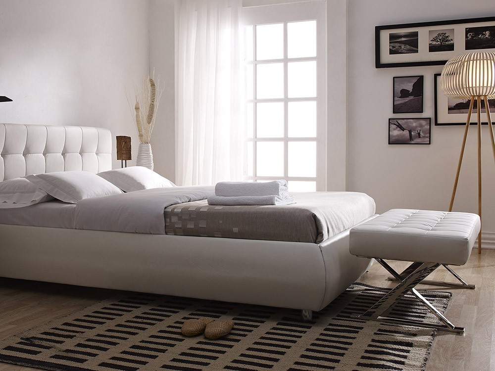 Banqueta descalzadora con pies en x tapizada en polipiel blanca 5001 de Ángel Cerdá en Mobel 6000