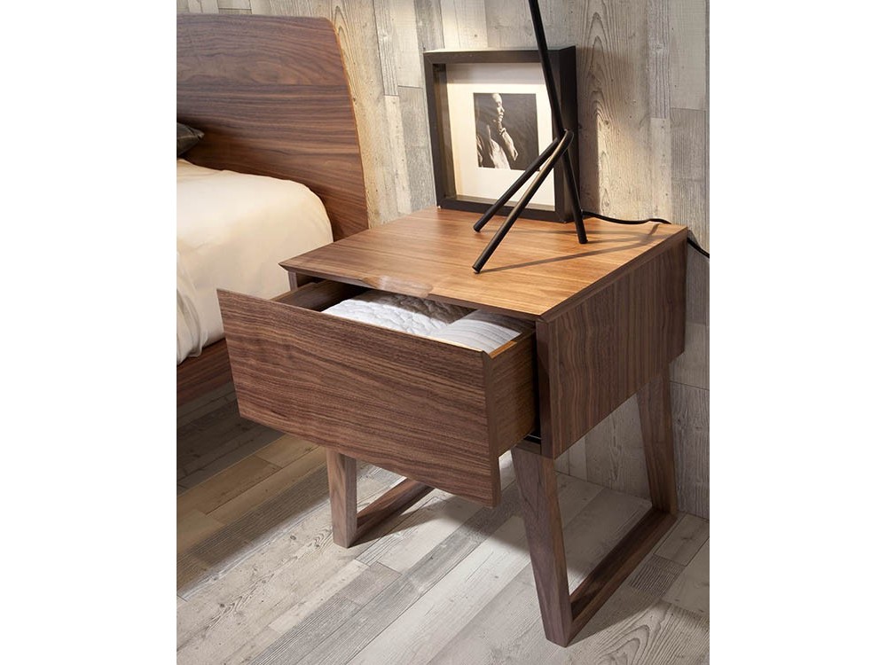 Mesita de noche de estilo nórdico que combina con otras piezas de la colección Harmony 7005 de Ángel Cerdá