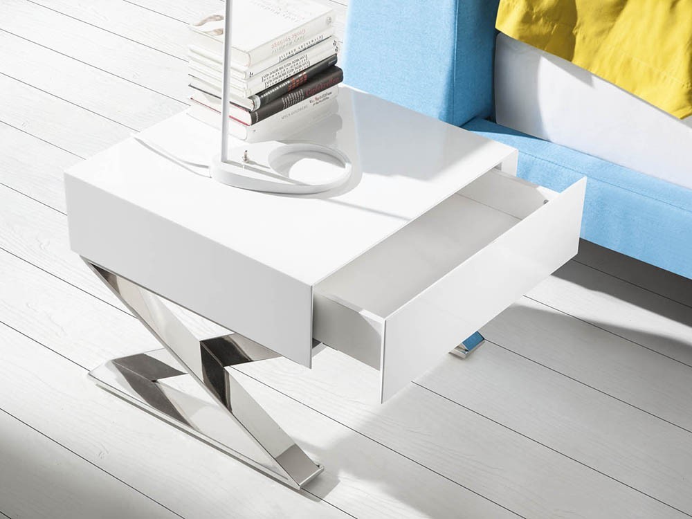 Mesita de noche con pies en aspa de acero cromado y estructura lacada blanca con un cajón 7007 de Ángel Cerdá