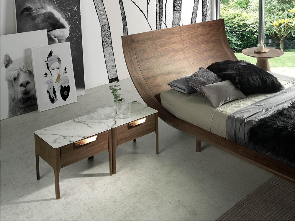 Mesita de noche chapada en nogal con tapa porcelánica Ángel Cerdá 7038 en Mobel 6000