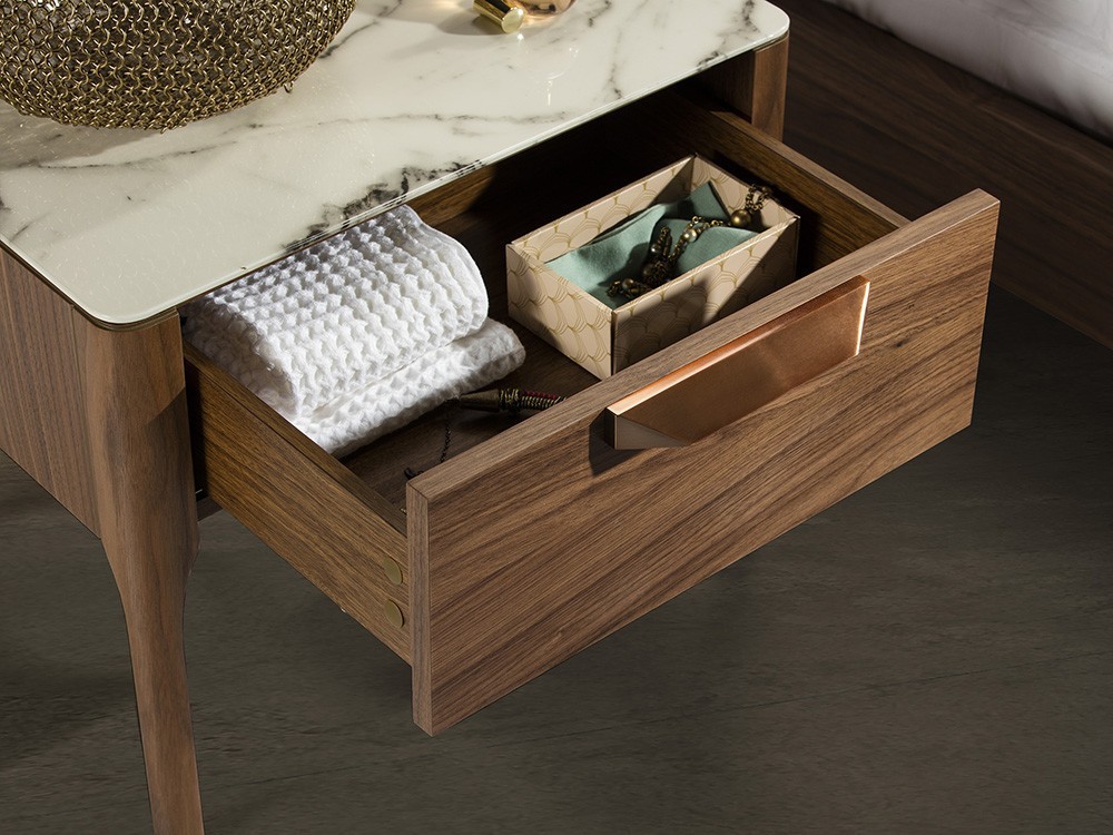 Mesita de noche chapada en nogal con tapa porcelánica Ángel Cerdá 7038 en Mobel 6000