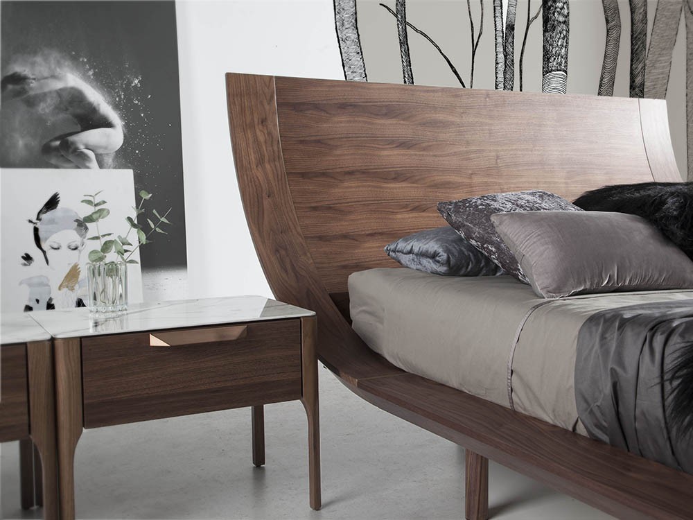 Mesita de noche chapada en nogal con tapa porcelánica Ángel Cerdá 7038 en Mobel 6000