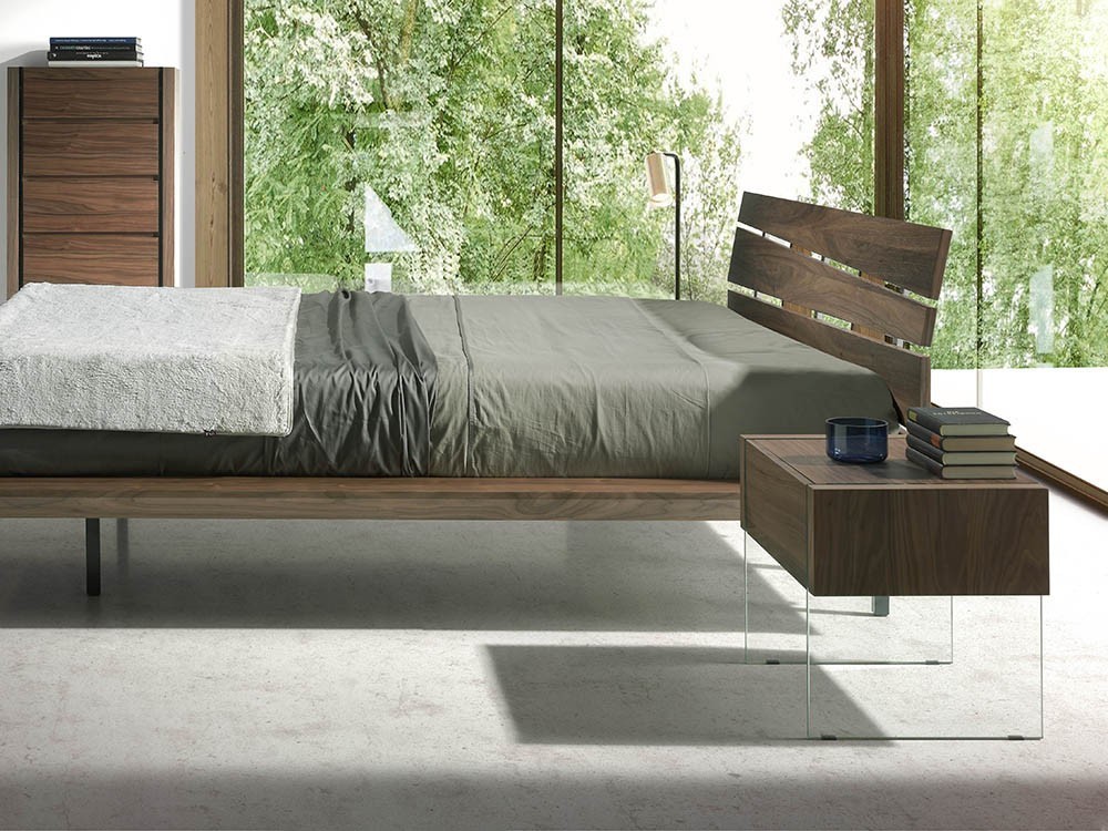 Mesita de noche chapada en nogal con laterales de cristal templado Ángel Cerdá 7042 en Mobel 6000