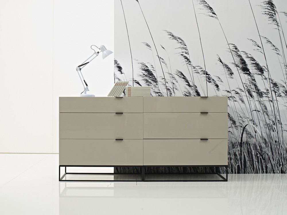 Cómoda con tres cajones lacada en gris perla con estructura y tiradores de acero negro 7020 de Ángel Cerdá