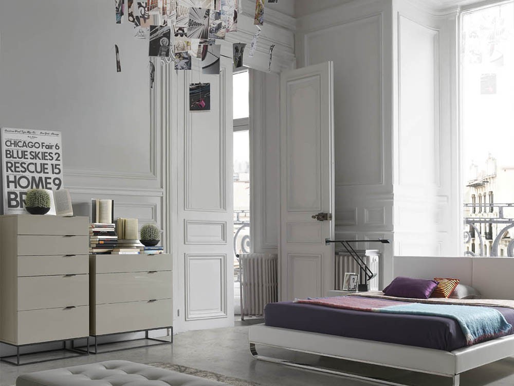 Cómoda con tres cajones lacada en gris perla con estructura y tiradores de acero negro 7020 de Ángel Cerdá