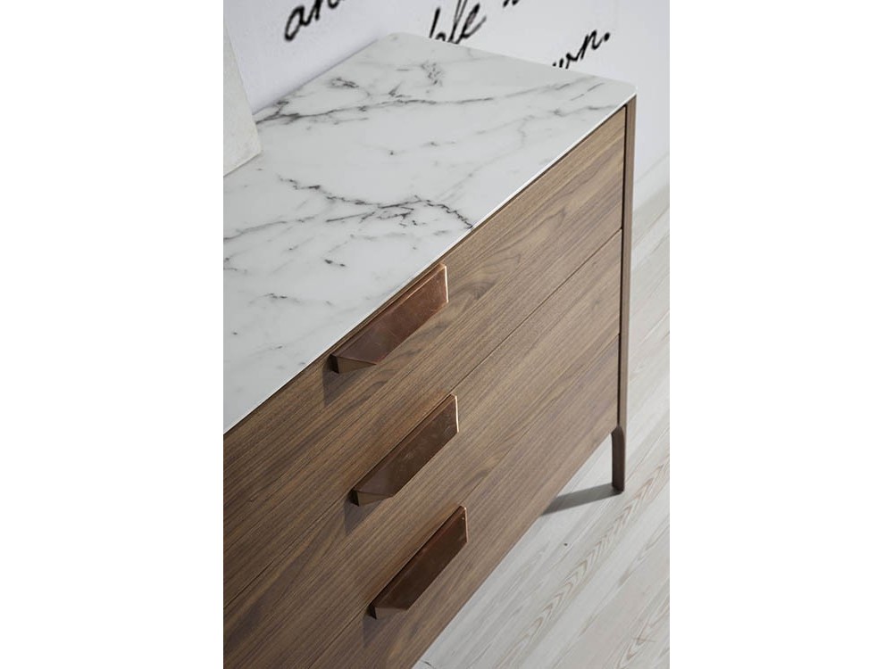 Cómoda con tres cajones chapada en nogal con tapa porcelánica 7044 de Ángel Cerdá en Mobel 6000