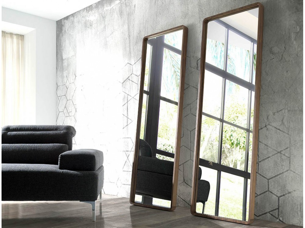 Espejo de pie con marco chapado en nogal natural 3036 Harmony de Ángel Cerdá en Mobel 6000